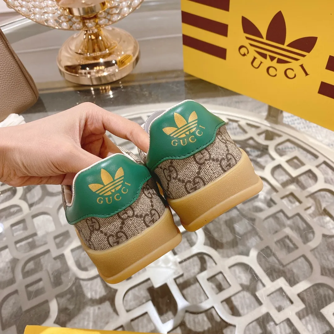 👟👟Ex-factory price 520👟👟Gucci&adidas joint limited edition couple's sneakers. A super nice joint casual sneaker with rich and bold colors! It showed everyone a completely different charm from the past! Combining retro style and youthful sports style to create a new aesthetic! Vitality yet stylish at the same time! ! Upper - made of cowhide, cowhide, cloth. Lining - sheepskin lining for foot pads. Sole - original open-molded beef tendon non-slip and wear-resistant outsole. Size: 35-47 (couple style)